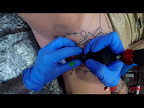 ❤️ Extremt tatuerade snyggingen Sully Savage fick en tatuering på sin klitoris ☑ Porno at us sv.hochu-sex-tomsk.ru ﹏